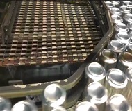 展示不锈钢网带在输送易拉罐的工作流程