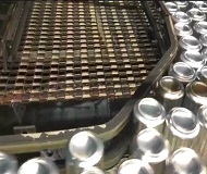 展示不锈钢网带在输送易拉罐的工作流程