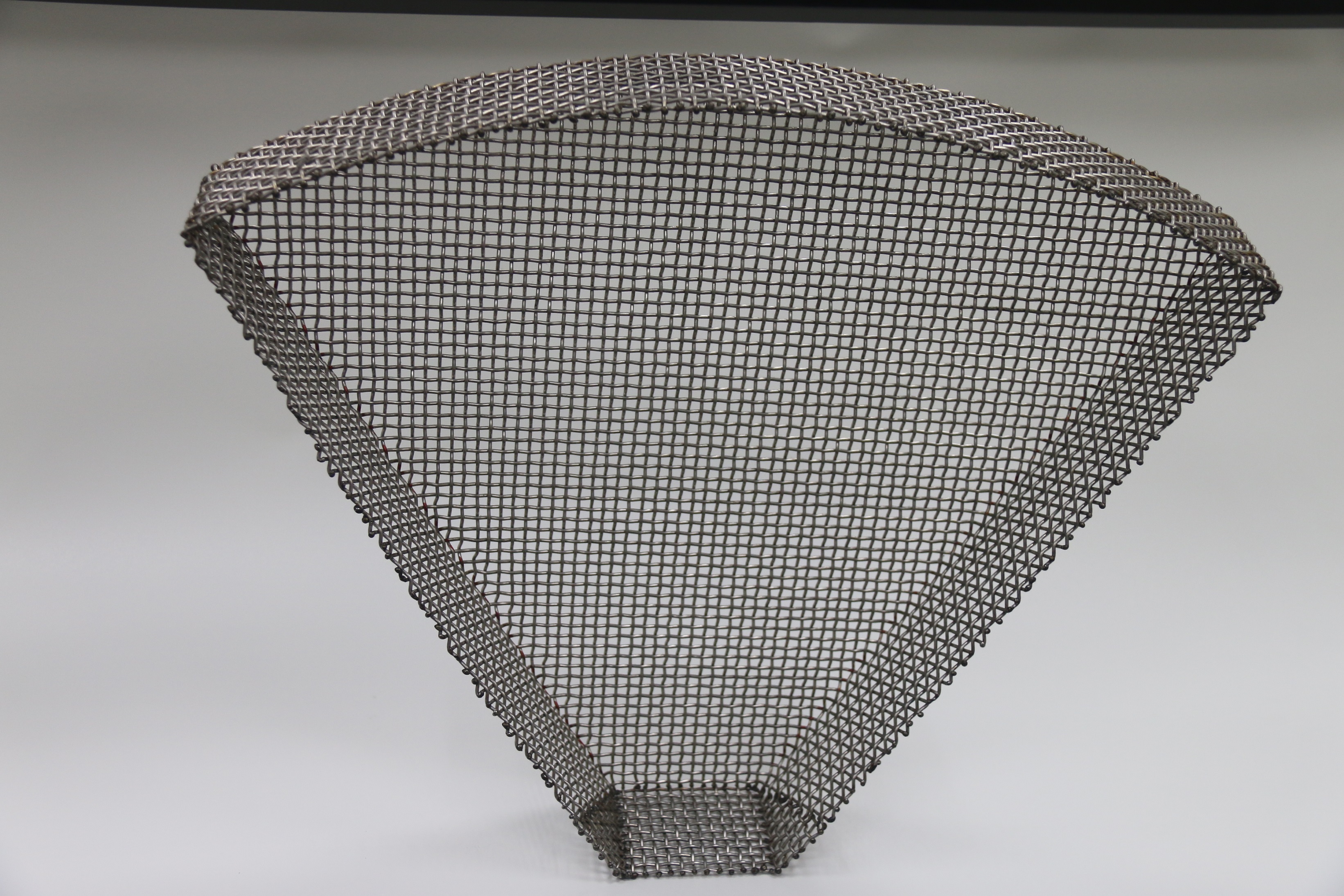 网篮是编织方式与使用范围特殊的不锈钢网带