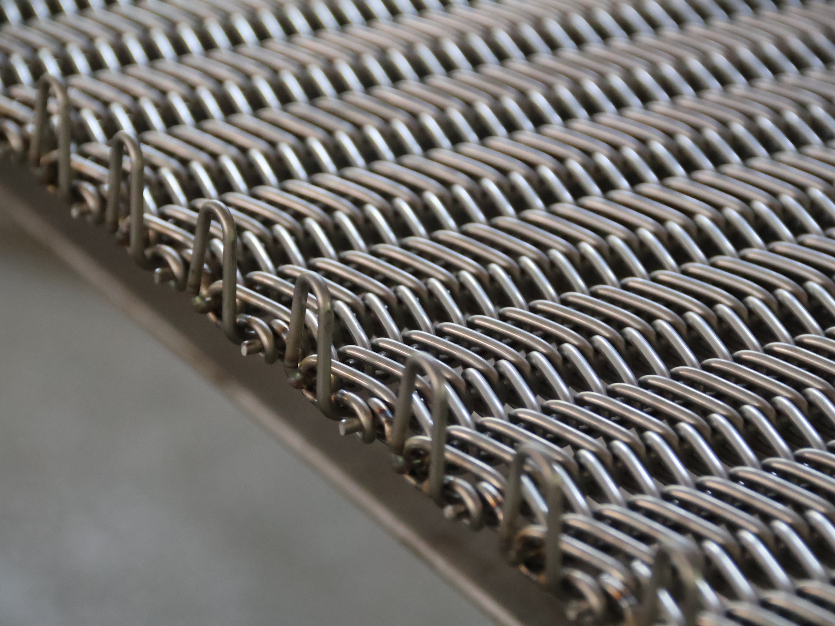 《关西金属网烧结炉网带选型攻略：四大核心材质怎么选不踩坑》