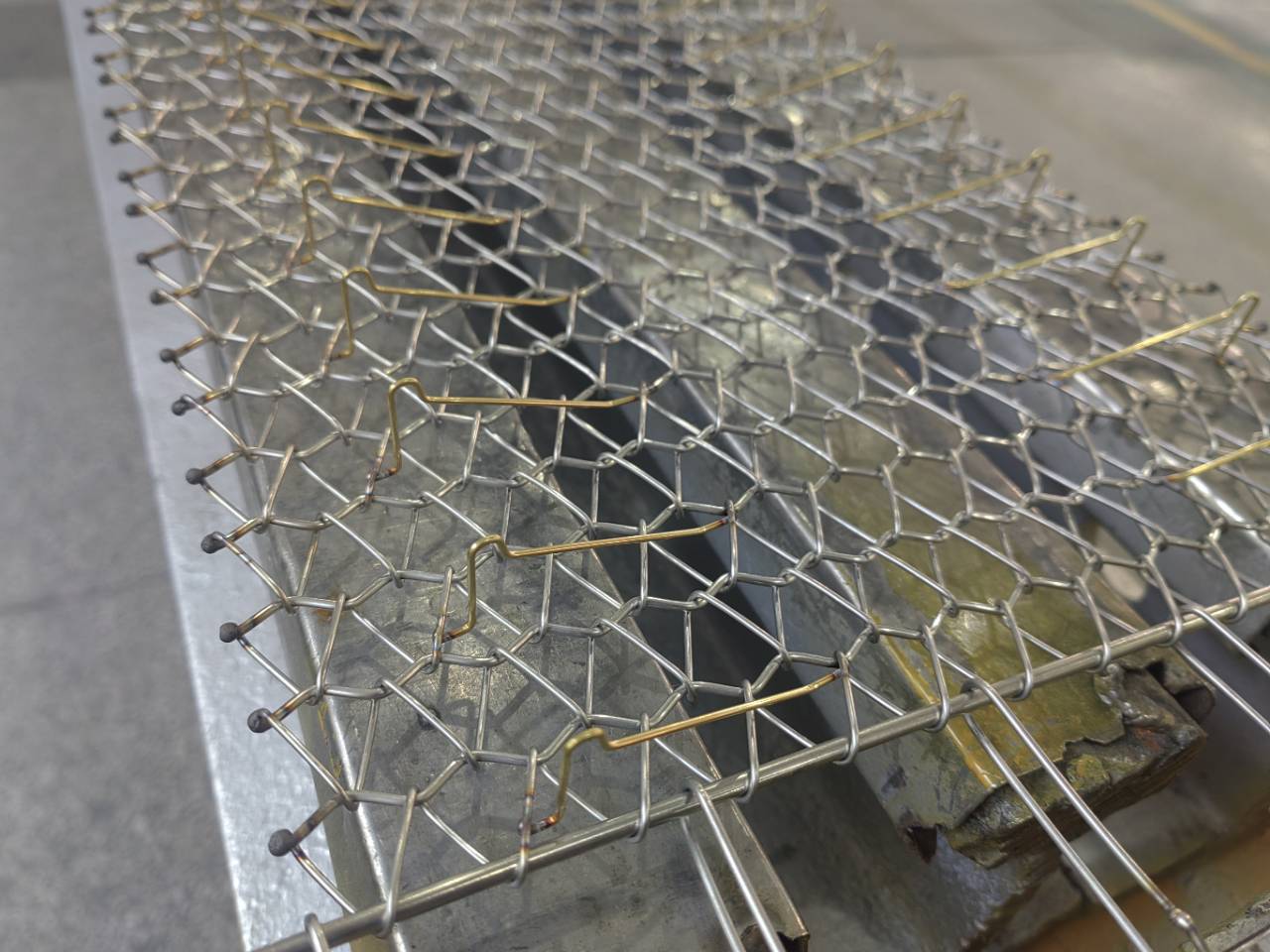 不锈钢网带选型全攻略：从材质到规格，精准匹配工况需求